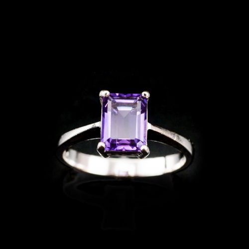 An 18k White Gold 'Emerald Cut' Amethyst Ring