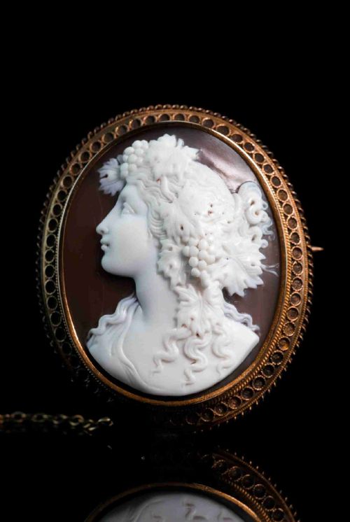 Antique Victorian 18ct Gold Shell Cameo Brooch with Figural Maenad/bacchante - C.1860