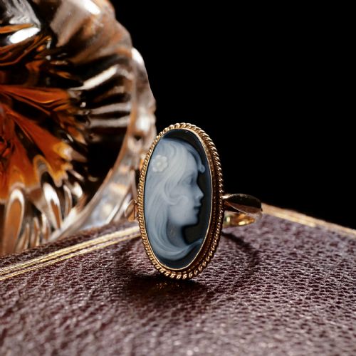fig 1. A 9ct Gold Agate Cameo Ring with Beautiful Figural Maiden Head