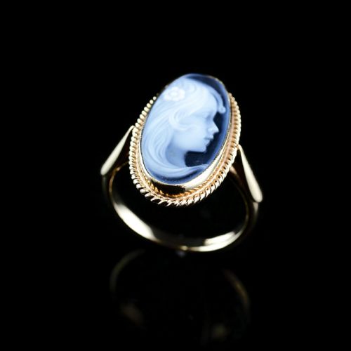 fig 6. A 9ct Gold Agate Cameo Ring with Beautiful Figural Maiden Head
