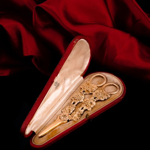 fig 6. A pair of Georgian solid silver gilt grape shears featuring cast grapevine handle motifs.