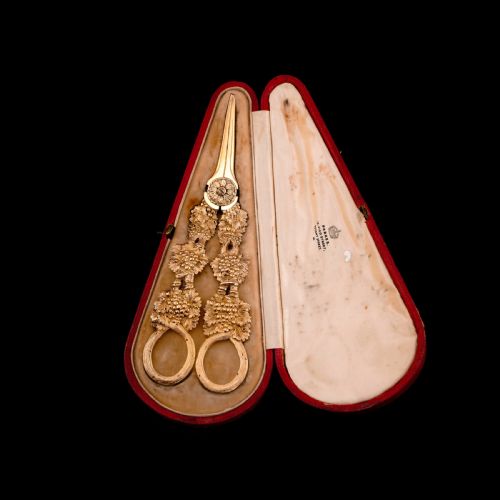 fig 8. A pair of Georgian solid silver gilt grape shears featuring cast grapevine handle motifs.