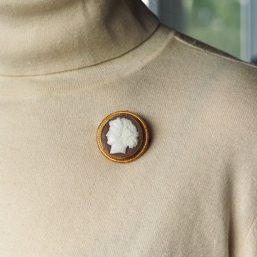 fig 4. Antique Victorian Cameo 18ct Gold Brooch/Pendant Necklace - c.1880