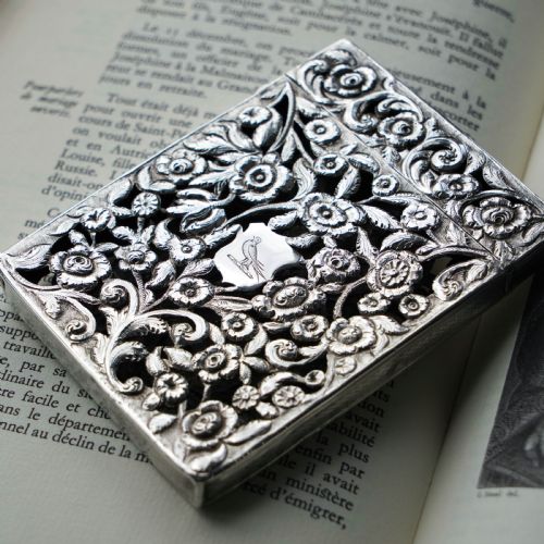 MAGNIFICENT ANTIQUE VICTORIAN SOLID SILVER CARD CASE WITH FLORAL CHASED AND PIERCED MOTIF FRANCIS CLARK 1839 - ADDITIONAL PHOTO 7