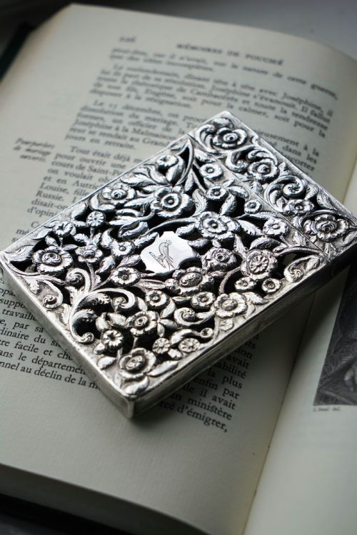 MAGNIFICENT ANTIQUE VICTORIAN SOLID SILVER CARD CASE WITH FLORAL CHASED AND PIERCED MOTIF FRANCIS CLARK 1839 - ADDITIONAL PHOTO 8