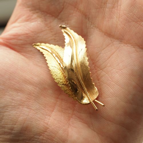 fig 1. A Stylish 18ct Gold Feather Brooch With Twin Textured Design
