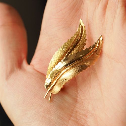 fig 3. A Stylish 18ct Gold Feather Brooch With Twin Textured Design