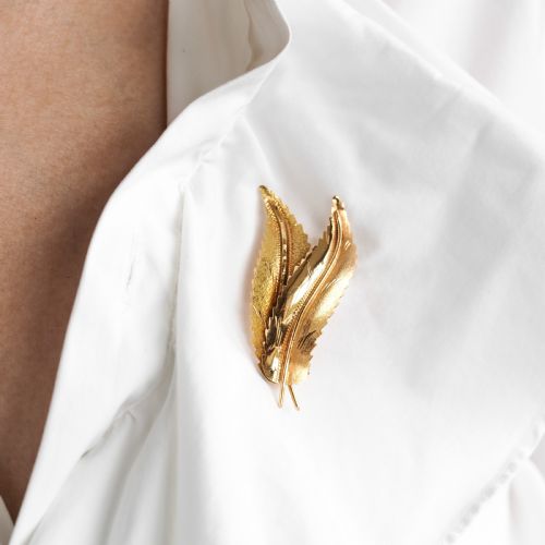 fig 4. A Stylish 18ct Gold Feather Brooch With Twin Textured Design
