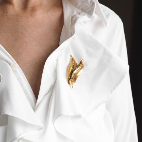 fig 5. A Stylish 18ct Gold Feather Brooch With Twin Textured Design