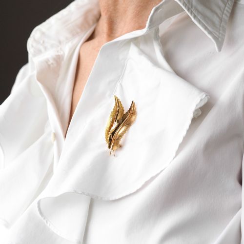 fig 8. A Stylish 18ct Gold Feather Brooch With Twin Textured Design