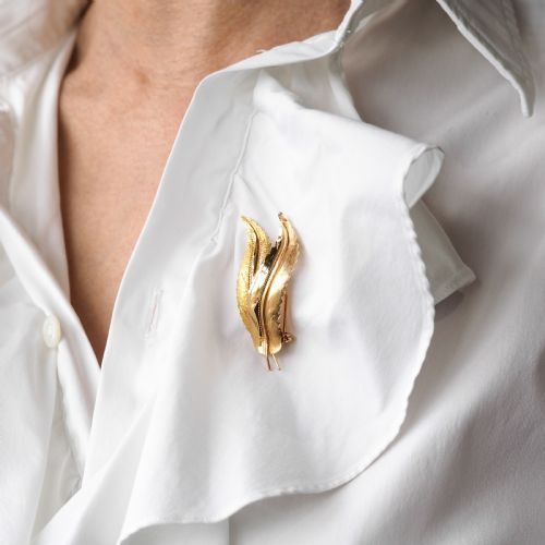 fig 9. A Stylish 18ct Gold Feather Brooch With Twin Textured Design