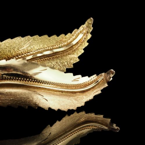 fig 11. A Stylish 18ct Gold Feather Brooch With Twin Textured Design