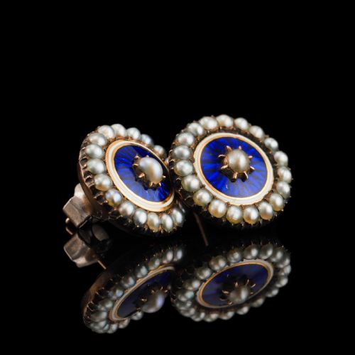 fig 5. A pair of Georgian circular gold earrings featuring cobalt blue guilloche enamel centres surrounded by concentric rings of white enamel and seed pearls.
