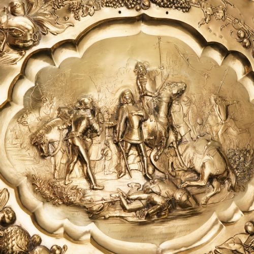 ANTIQUE SOLID SILVER GILT CHARGER SIDEBOARD DISH 50CM WITH FIGURAL BATTLE SCENE 19TH CENTURY - ADDITIONAL PHOTO 4