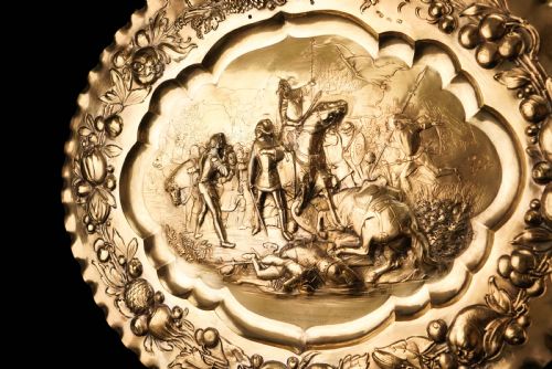 ANTIQUE SOLID SILVER GILT CHARGER SIDEBOARD DISH 50CM WITH FIGURAL BATTLE SCENE 19TH CENTURY - ADDITIONAL PHOTO 13