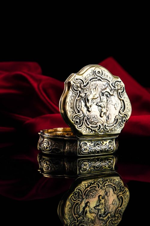 ANTIQUE SOLID SILVER GILT TABLE SNUFF BOX ROCOCO MOTIF AND MELEAGER BOAR HEAD SCENE 18TH C - ADDITIONAL PHOTO 8