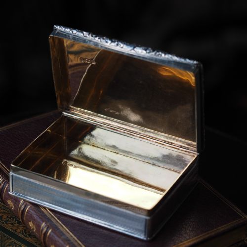 ANTIQUE GEORGIAN SOLID SILVER LARGE TABLE SNUFF BOX FLORAL CHASED BORDER JOSEPH WILLMORE 1832 - ADDITIONAL PHOTO 2