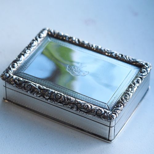 ANTIQUE GEORGIAN SOLID SILVER LARGE TABLE SNUFF BOX FLORAL CHASED BORDER JOSEPH WILLMORE 1832 - ADDITIONAL PHOTO 4