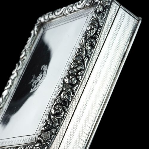 ANTIQUE GEORGIAN SOLID SILVER LARGE TABLE SNUFF BOX FLORAL CHASED BORDER JOSEPH WILLMORE 1832 - ADDITIONAL PHOTO 9