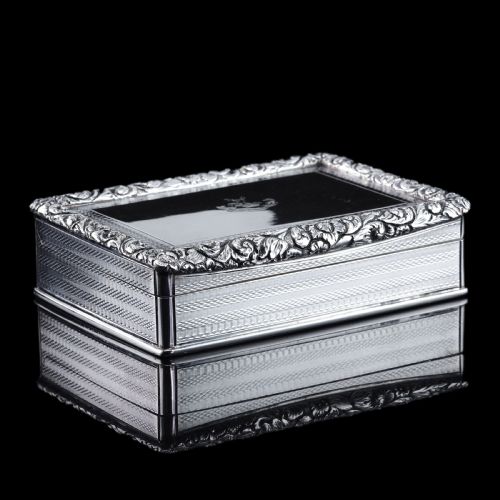 ANTIQUE GEORGIAN SOLID SILVER LARGE SNUFF BOX FLORAL CHASED BORDER JOSEPH WILLMORE 1832 - ADDITIONAL PHOTO 3
