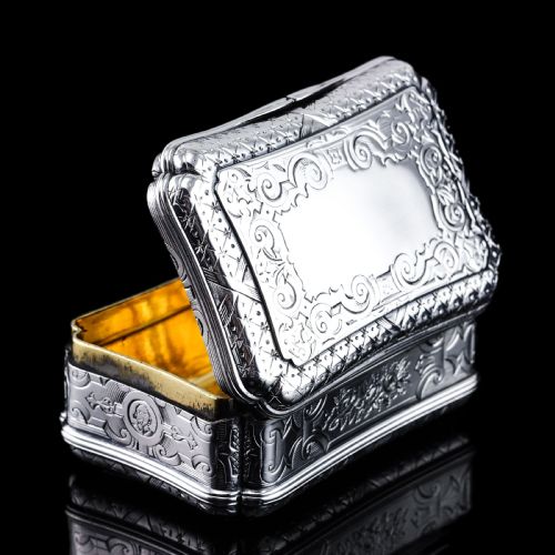 ANTIQUE SOLID SILVER TABLE SNUFF BOX CARTOUCHE SHAPE AND ENGRAVED EDWARD SMITH 1854 - ADDITIONAL PHOTO 15