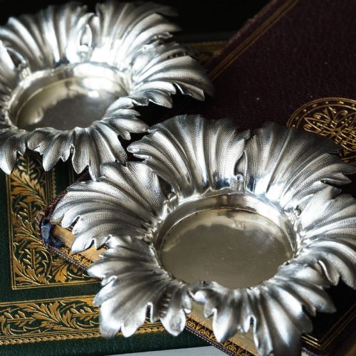 ANTIQUE VICTORIAN SOLID SILVER SALTSSMALL DISHES WITH FABULOUS FOLIATE CHASING BARNARDS 1840 - ADDITIONAL PHOTO 5