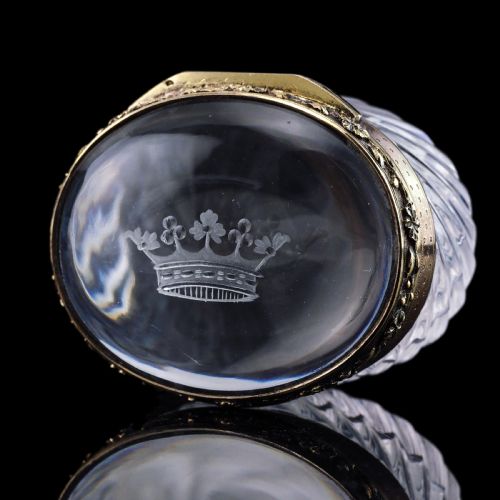 fig 1. An oval cut crystal box featuring a gilt silver rim and a transparent glass lid etched with a nobility coronet crest.