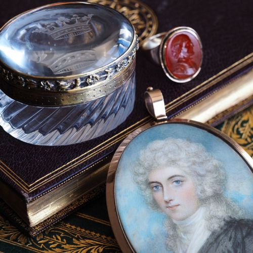 fig 3. An oval cut crystal box featuring a gilt silver rim and a transparent glass lid etched with a nobility coronet crest.