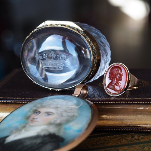 fig 5. An oval cut crystal box featuring a gilt silver rim and a transparent glass lid etched with a nobility coronet crest.