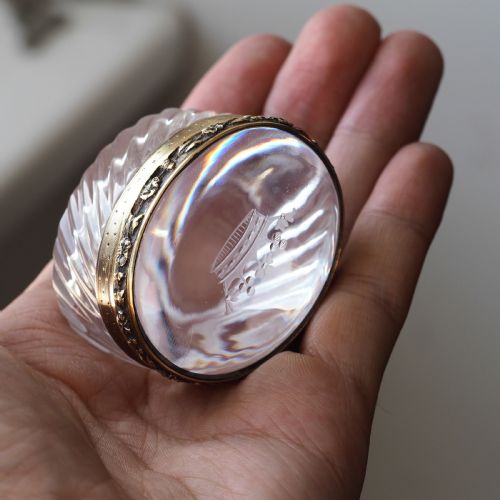 fig 6. An oval cut crystal box featuring a gilt silver rim and a transparent glass lid etched with a nobility coronet crest.