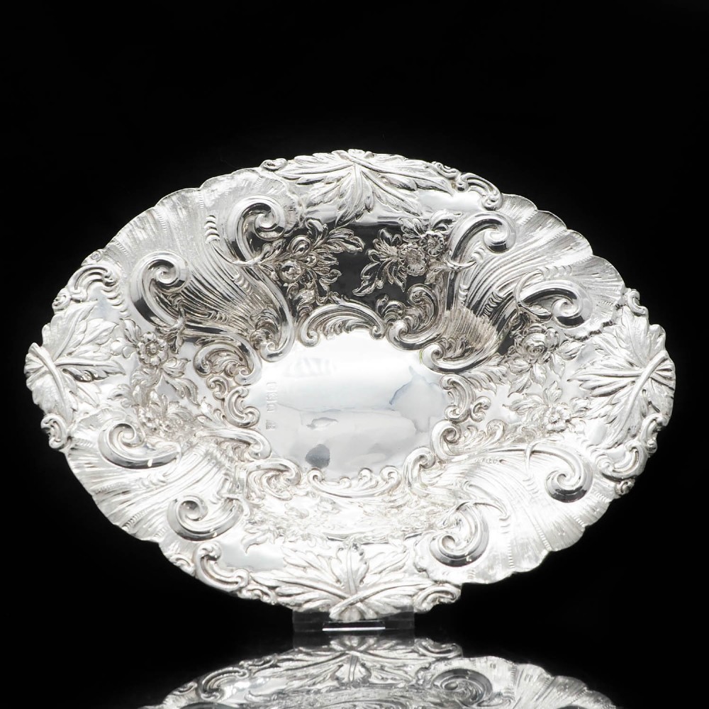 An Ornate Victorian Solid Silver Chased Dish - Goldsmiths & Silversmiths Co 1896