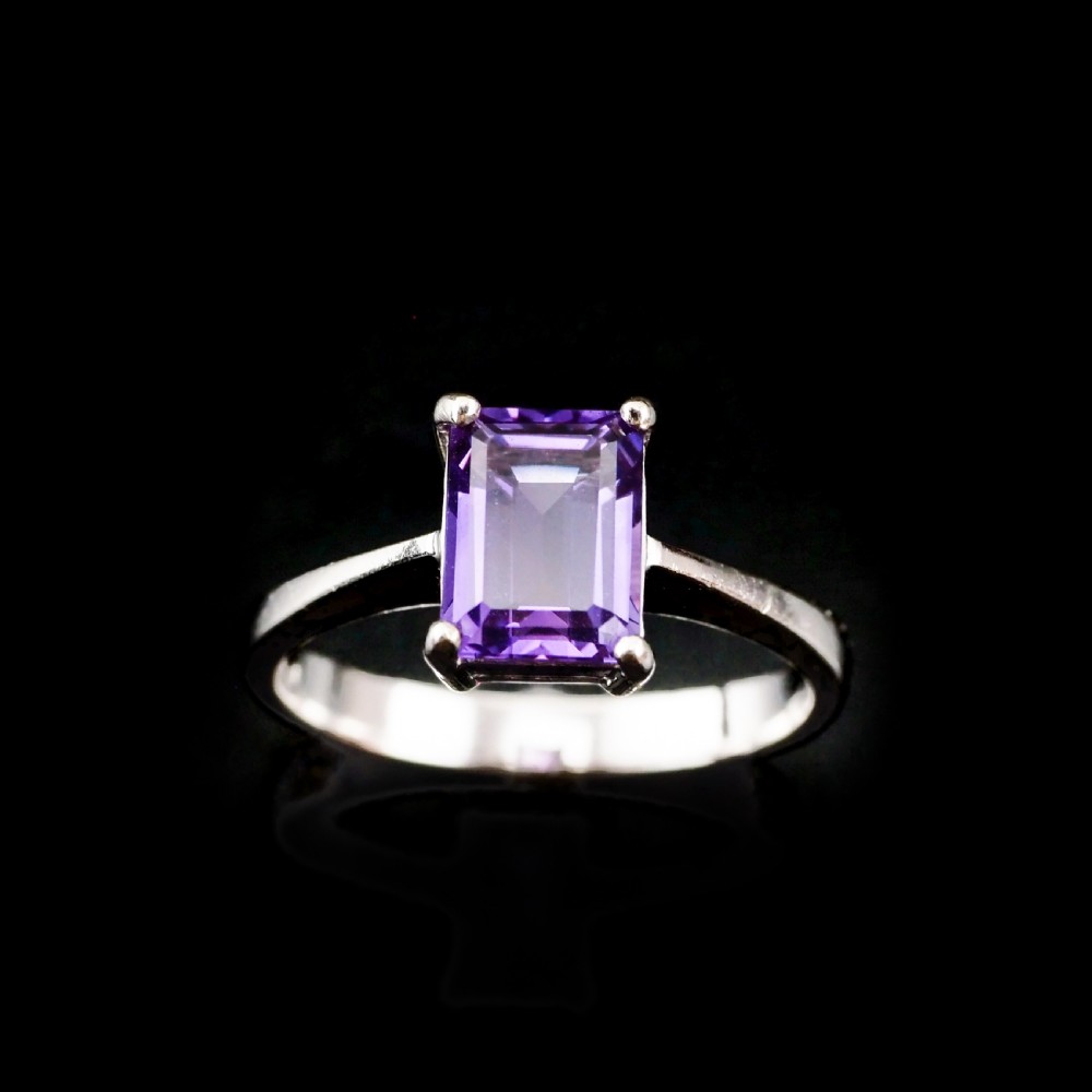 An 18K White Gold 'Emerald Cut' Amethyst Ring