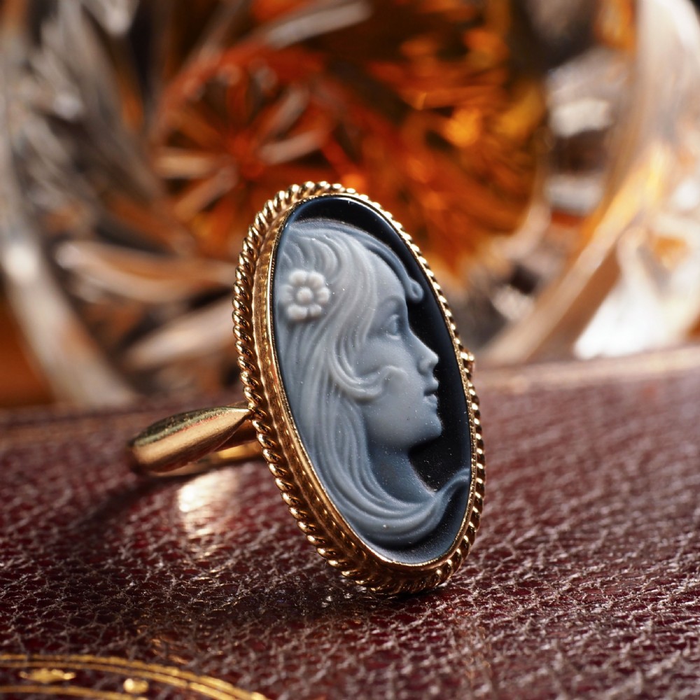 A 9ct Gold Agate Cameo Ring with Beautiful Figural Maiden Head  View IV