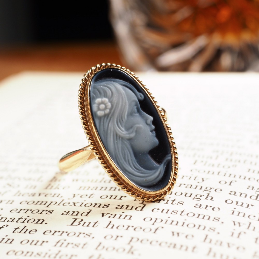 A 9ct Gold Agate Cameo Ring with Beautiful Figural Maiden Head  View V