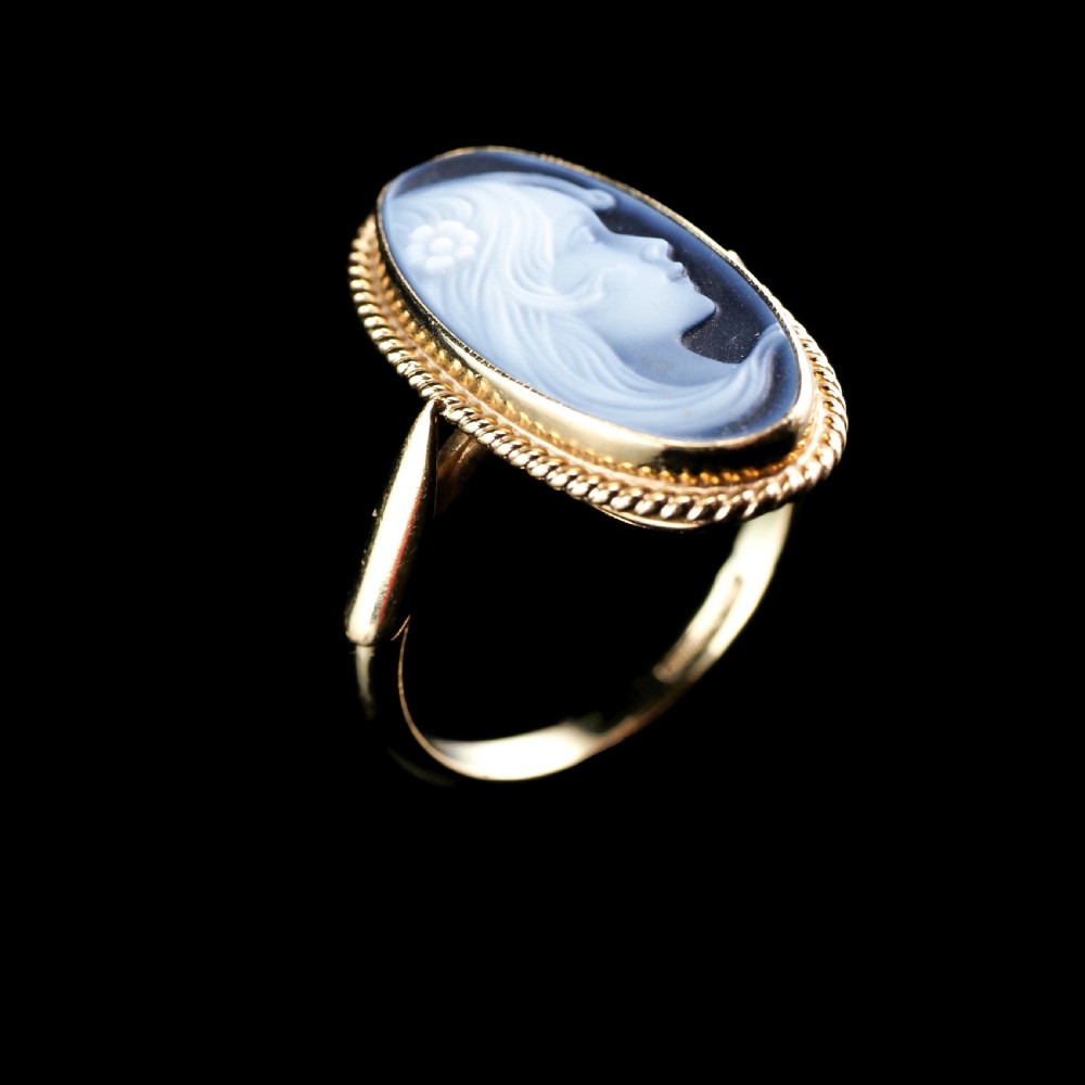 A 9ct Gold Agate Cameo Ring with Beautiful Figural Maiden Head  View IX