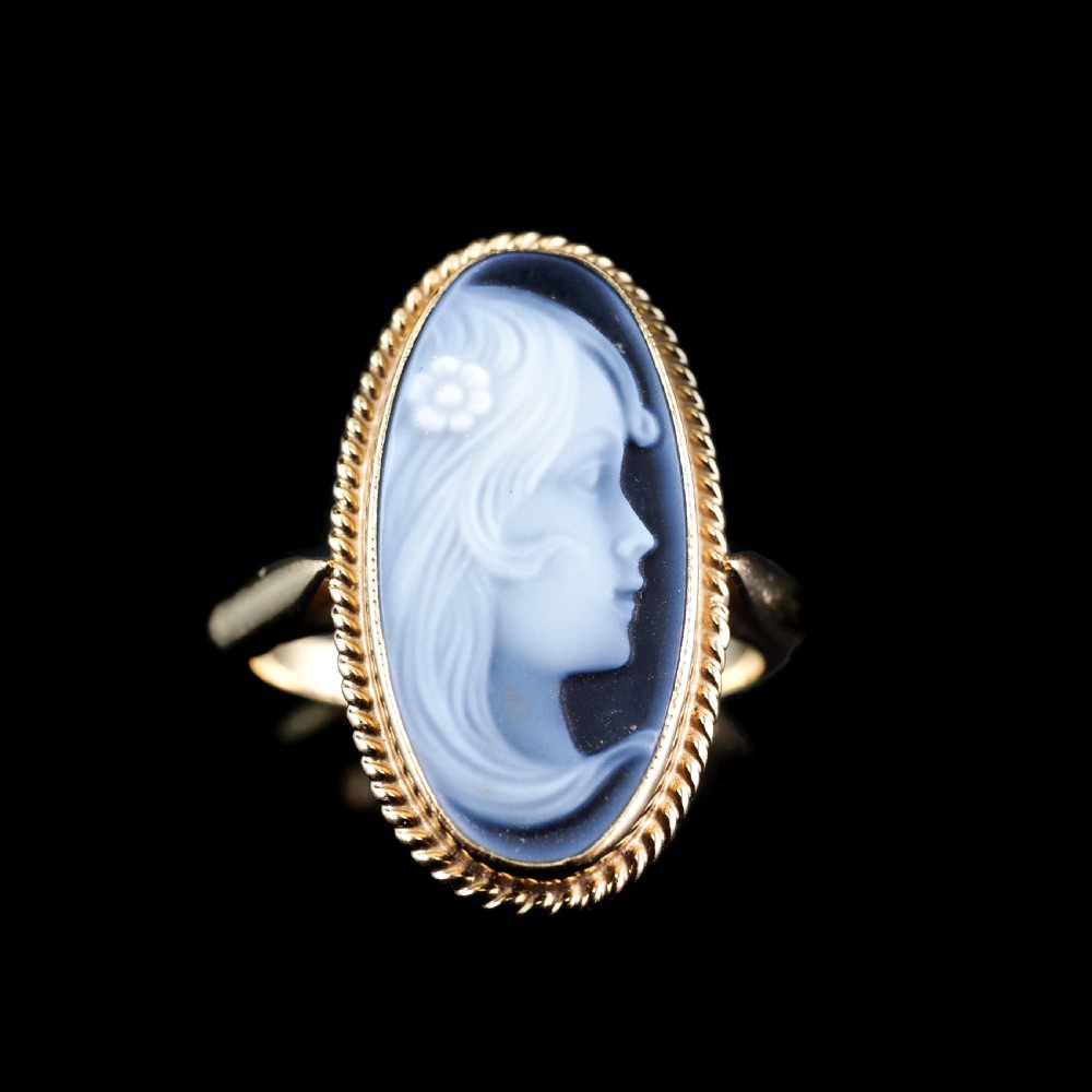 A 9ct Gold Agate Cameo Ring with Beautiful Figural Maiden Head  View X