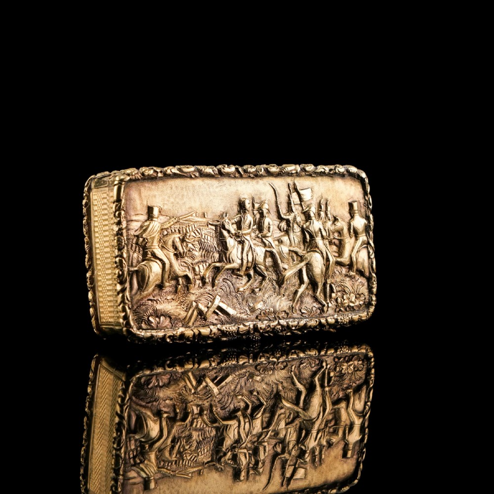 Antique Georgian Solid Silver Gilt Snuff Box Battle Scene Top - John Bettridge 1829 View III