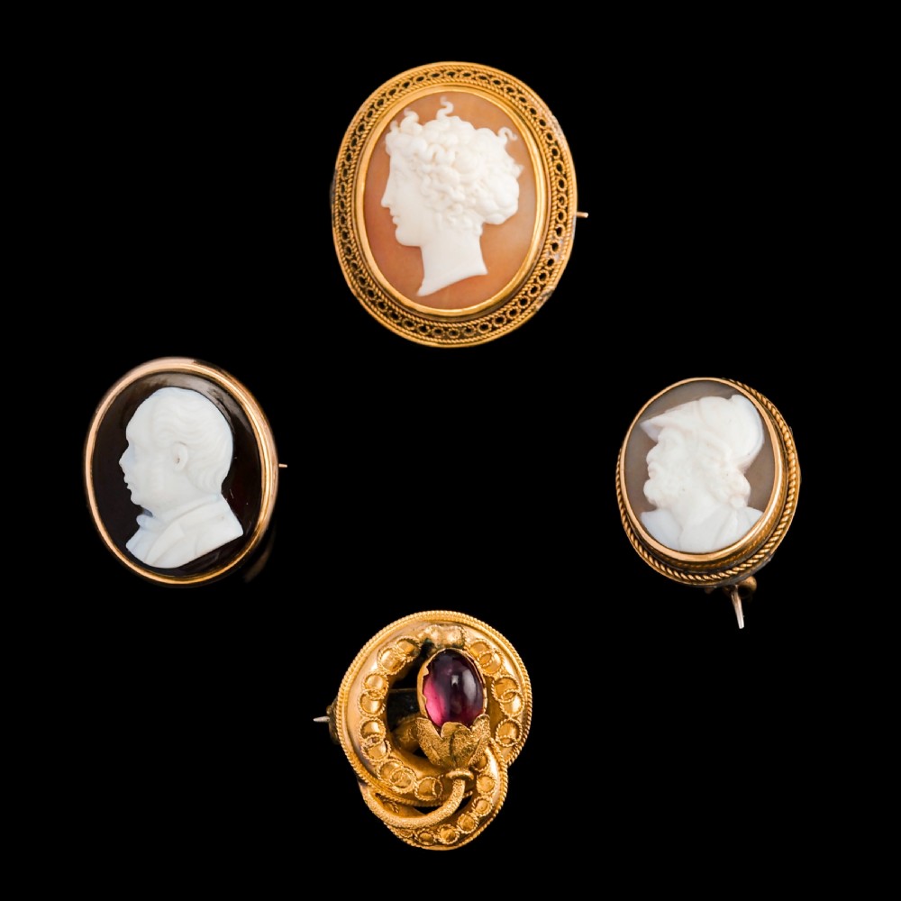 Antique Victorian 15ct Gold Carved Shell Cameo Brooch with 