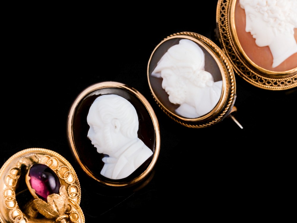 Antique Victorian 15ct Gold Carved Shell Cameo Brooch with 