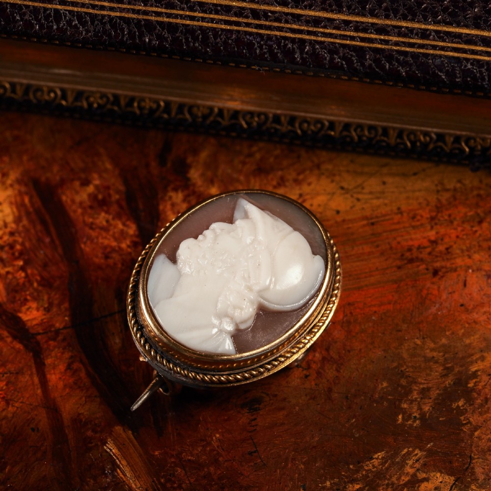 Antique Victorian 15ct Gold Carved Shell Cameo Brooch with 