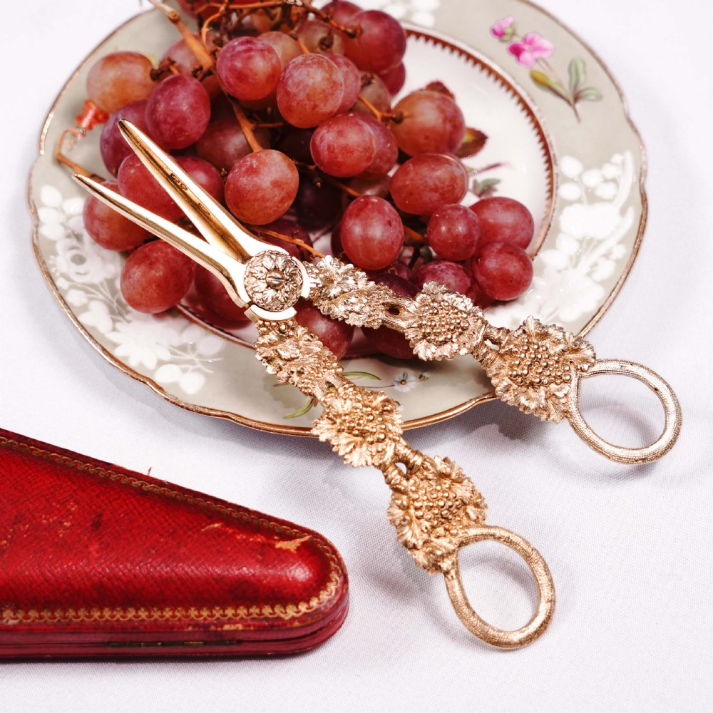 A pair of Georgian solid silver gilt grape shears featuring cast grapevine handle motifs.