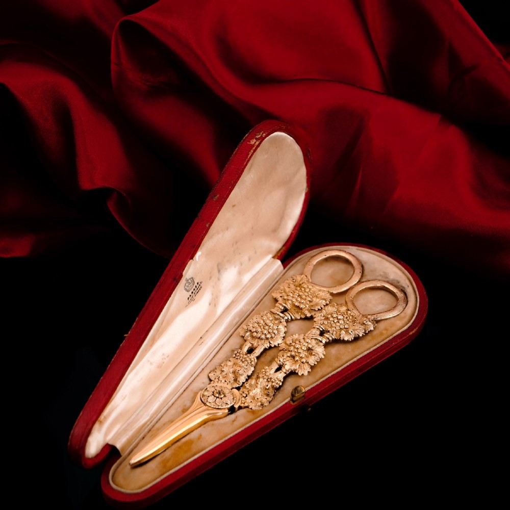 A pair of Georgian solid silver gilt grape shears featuring cast grapevine handle motifs. View VIII