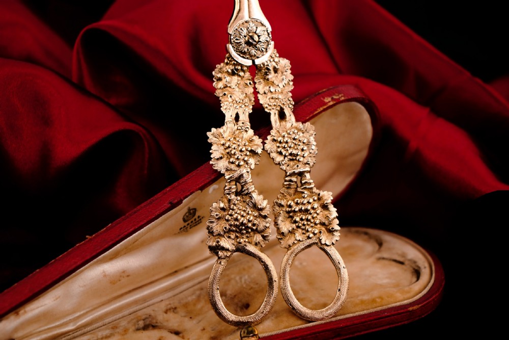 A pair of Georgian solid silver gilt grape shears featuring cast grapevine handle motifs. View XII