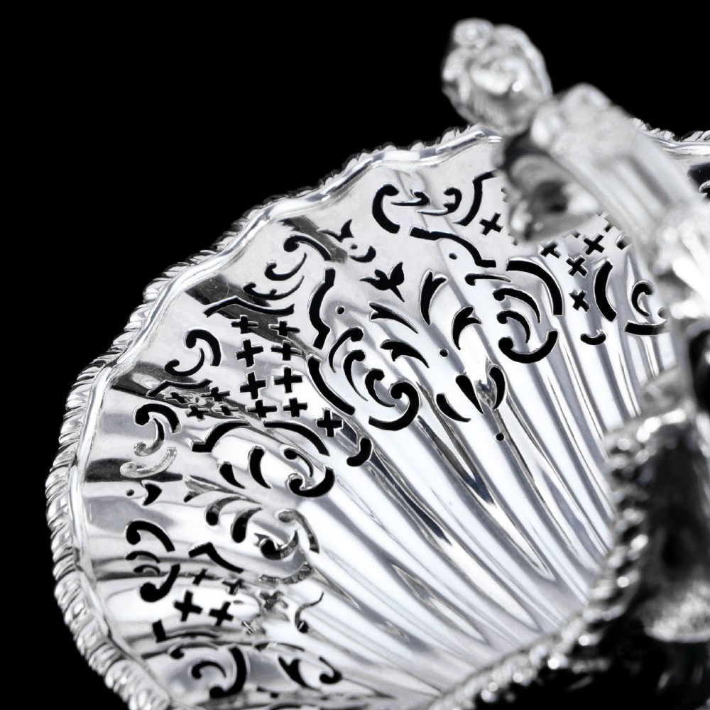 Antique Solid Silver Rococo Shell Dish in the Manner of Paul de Lamerie - 1908 View VII