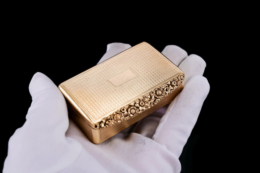Antique Georgian Solid Silver Gilt Snuff Box with Floral Thumbpiece - Thomas Pemberton & Robert Mitchell 1818 View XXIII
