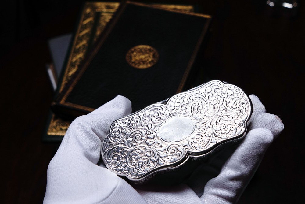 Antique Victorian Solid Silver Snuff Box with Scrolled Acanthus Engravings - Nathaniel Mills 1840 View XXII