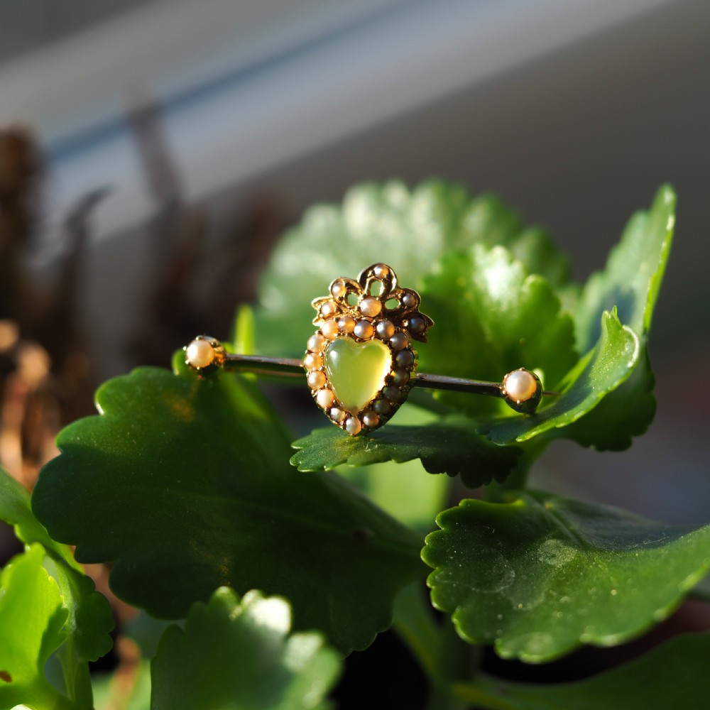 A late Victorian 15ct gold bar brooch featuring a central heart-shaped green chalcedony cabochon framed by seed pearls. View III