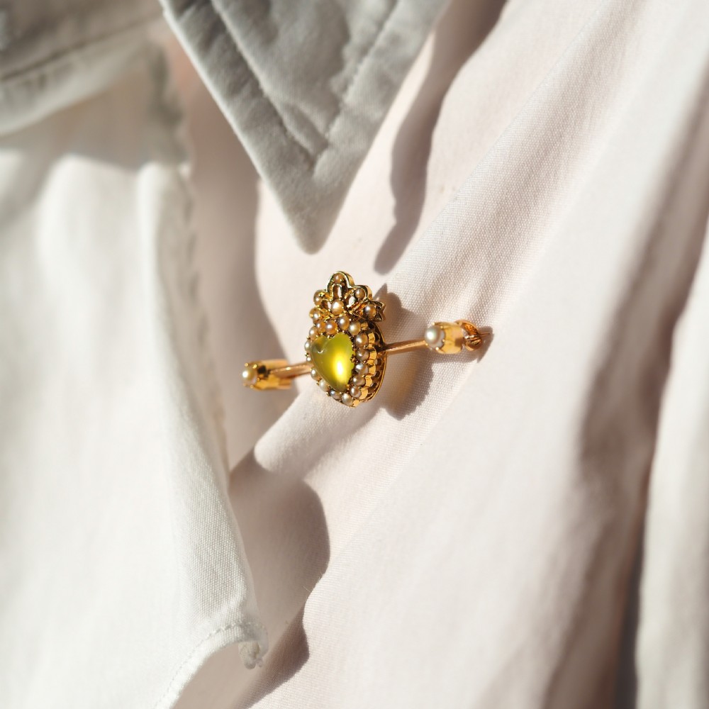A late Victorian 15ct gold bar brooch featuring a central heart-shaped green chalcedony cabochon framed by seed pearls. View IV