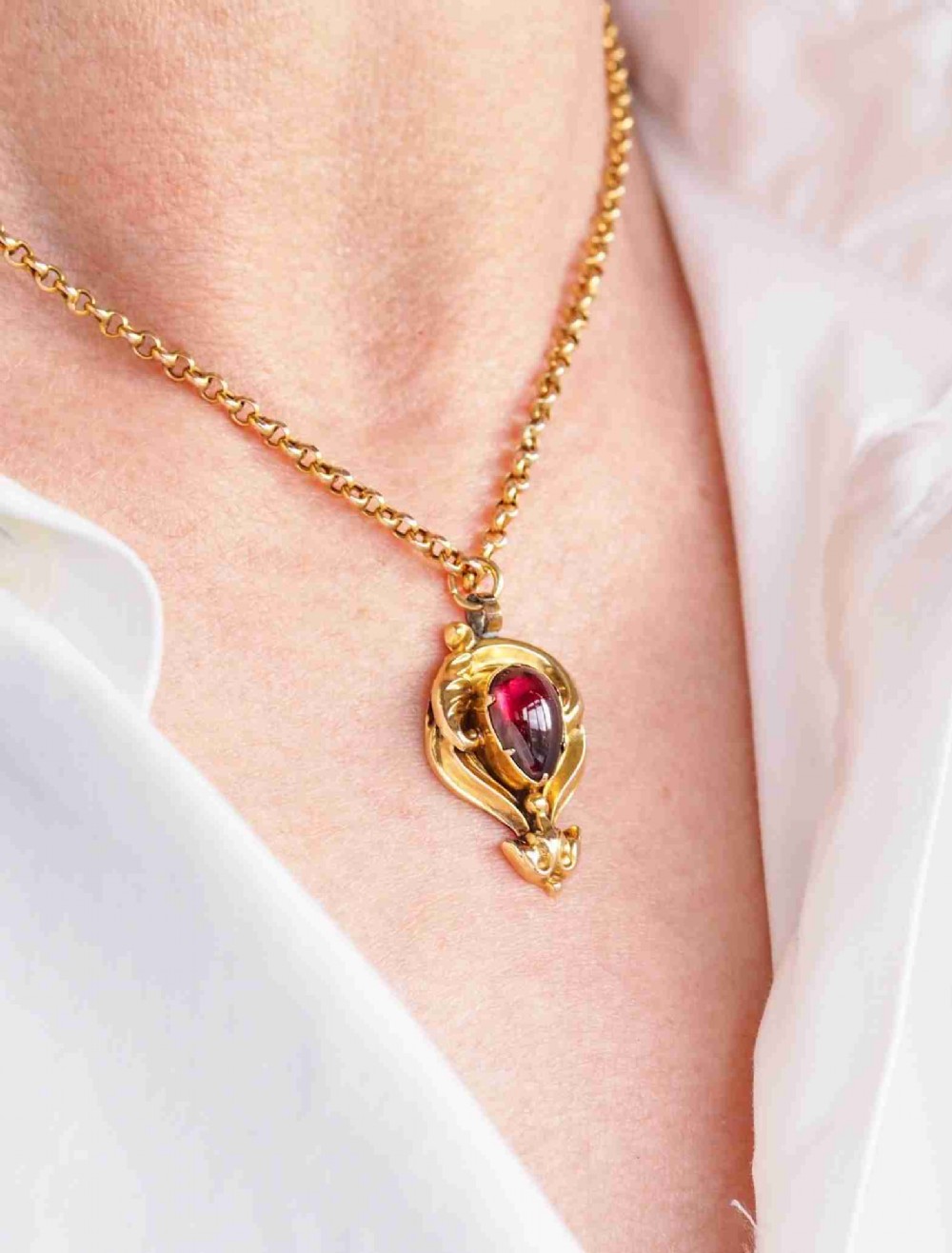 Antique Victorian 18ct Gold Garnet Cabochon Pendant Necklace - c.1840