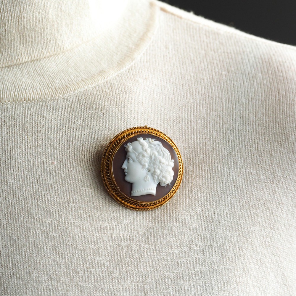 Antique Victorian Cameo 18ct Gold Brooch/Pendant Necklace - c.1880 View III